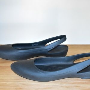 11W pointed toe crocs flats